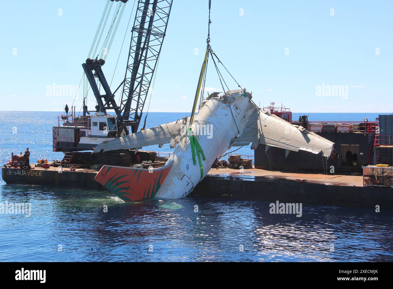 WASHINGTON (2. November 2021) – das Foto vom 30. Oktober 2021 zeigt den hinteren Teil des Rumpfes einer TransAir B-737, wie sie aus dem Pazifik gerettet wurde, etwa zwei Meilen von Ewa Beach in der Nähe von Honolulu, Hawaii. Der Frachtjet wurde abgesetzt, nachdem die Flugbesatzung Triebwerkanomalien meldete, kurz nachdem sie den Daniel K. Inouye International Airport am 2. Juli 2021 verlassen hatte. Transair-Flug 810 Stockfoto
