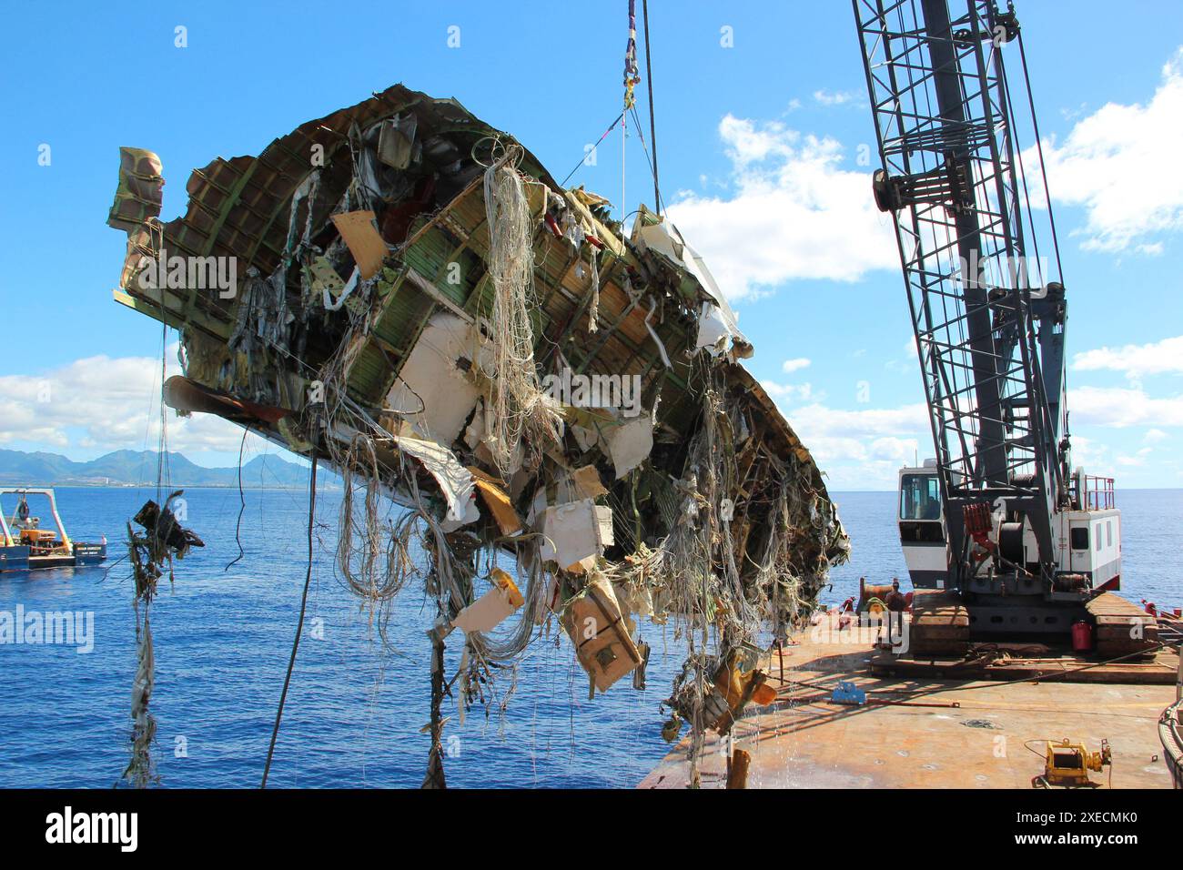WASHINGTON (2. November 2021) – das Foto vom 20. Oktober 2021 zeigt den vorderen Teil des Rumpfes einer TransAir B-737, als sie aus dem Pazifik gerettet wurde, etwa zwei Meilen von Ewa Beach in der Nähe von Honolulu, Hawaii. Der Frachtjet wurde abgesetzt, nachdem die Flugbesatzung Triebwerkanomalien meldete, kurz nachdem sie den Daniel K. Inouye International Airport am 2. Juli 2021 verlassen hatte. Transair-Flug 810 Stockfoto