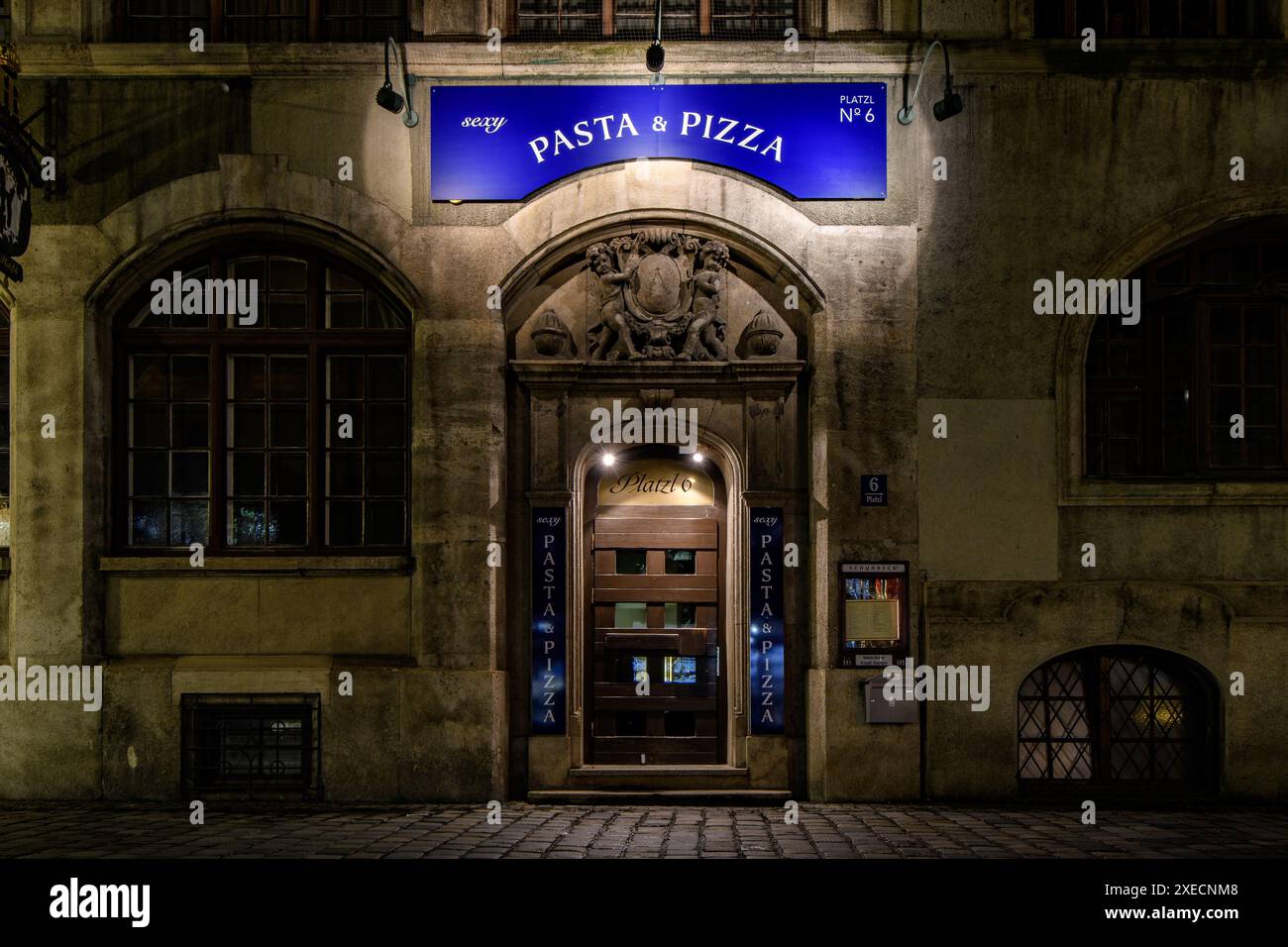 München, Deutschland - 24. Juli 2017: Beleuchtetes Schild für ein italienisches Restaurant bei Nacht. Stockfoto