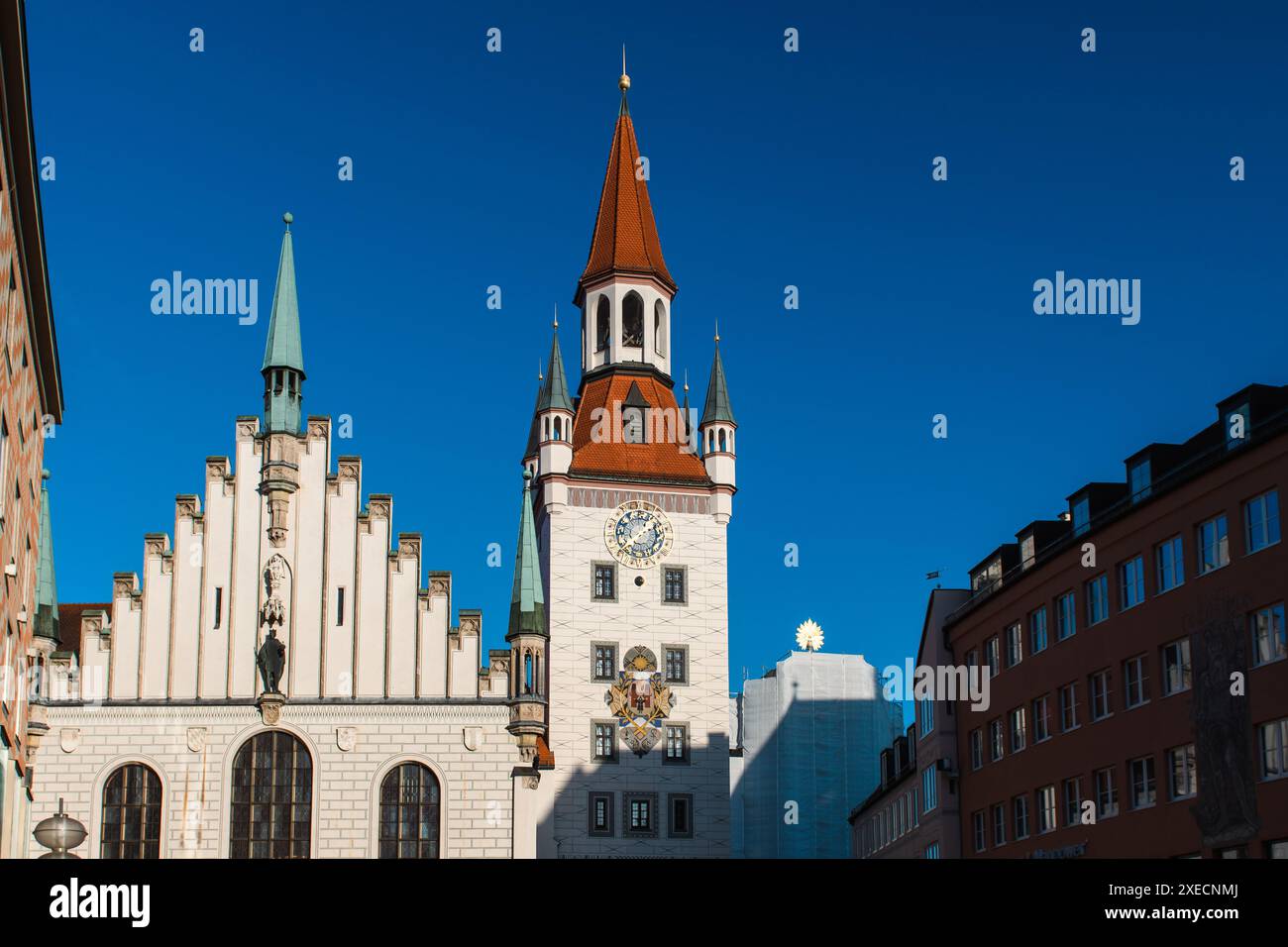 München - 28. Juli 2017: Das historische Alte Rathaus steht unter einem klaren blauen Himmel. Stockfoto