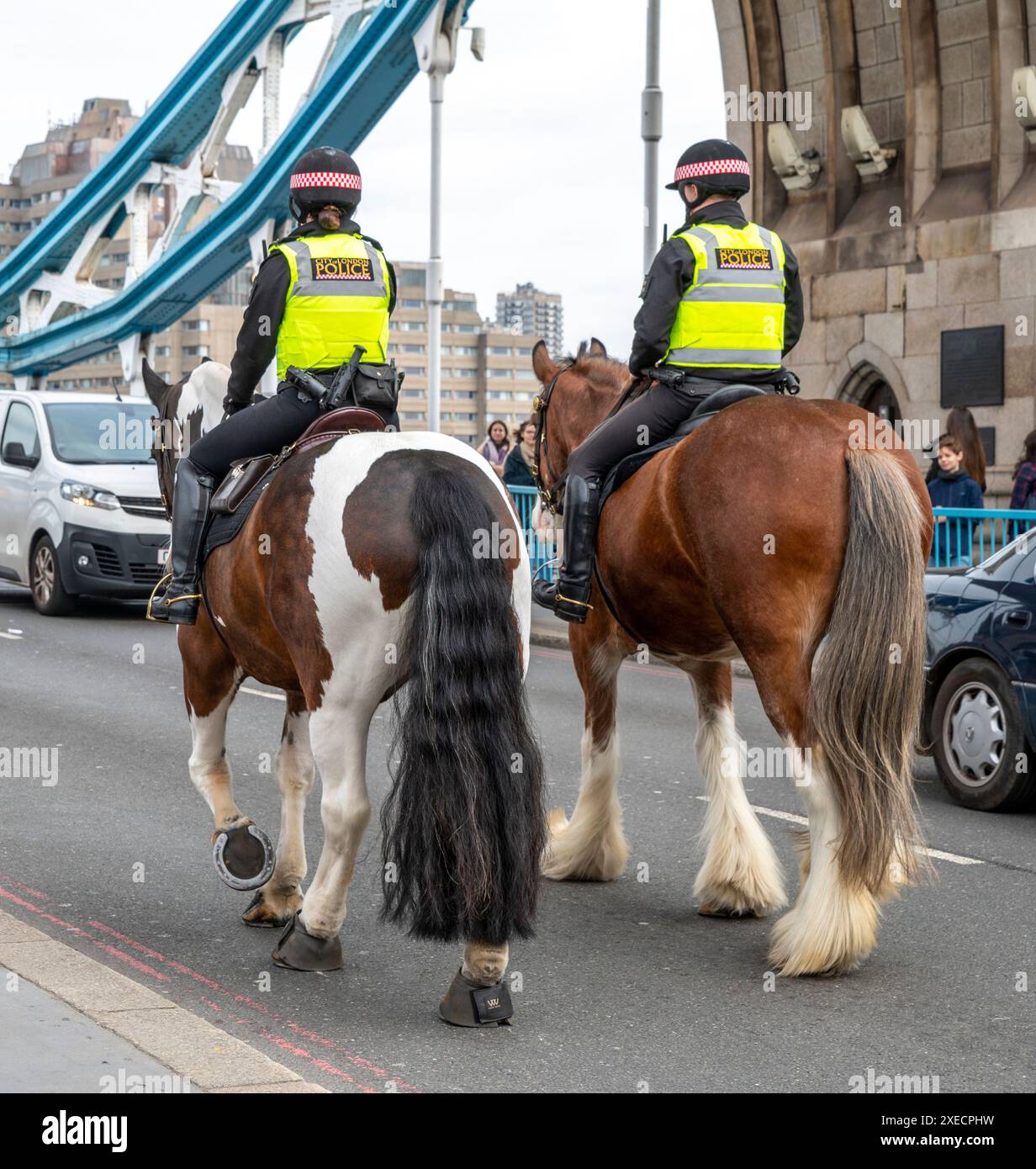 London, UK - 21. März 2024 : London Metropolitan Police Officers on Horses on Tower Bridge. Stockfoto