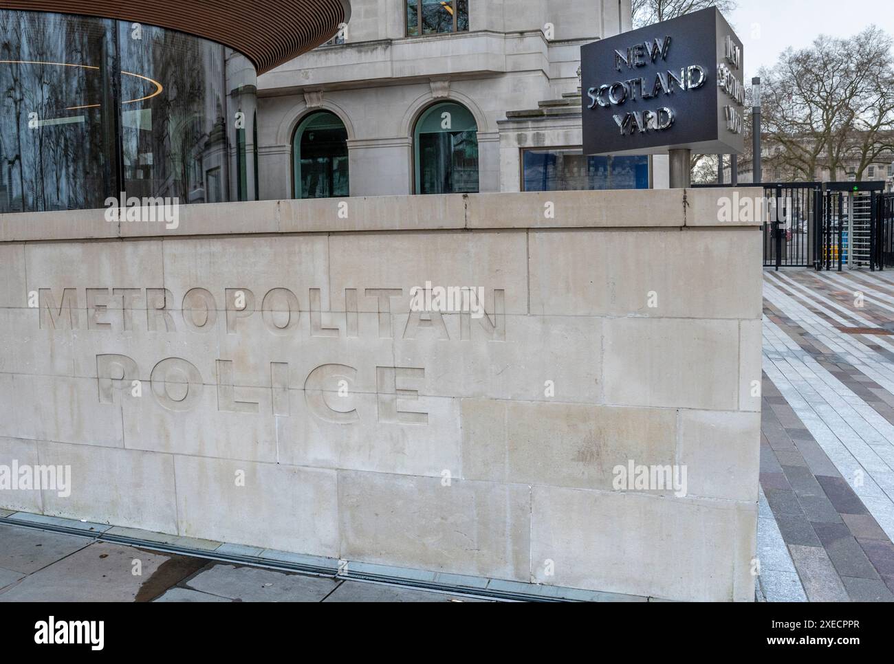 New Scotland Yard Schild am Hauptquartier der Londoner Metropolitan Police. Stockfoto