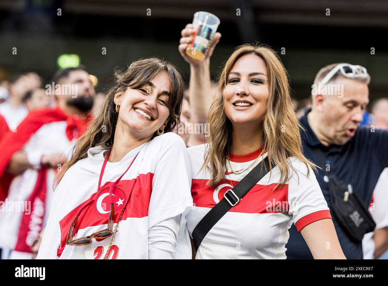 Hamburg, Deutschland. Juni 2024. Fußballfans aus der Türkei waren beim Spiel der UEFA Euro 2024 in der Gruppe F zwischen Tschechien und der Türkei im Hamburger Volksparkstadion auf den Tribünen zu sehen. Quelle: Gonzales Photo/Alamy Live News Stockfoto