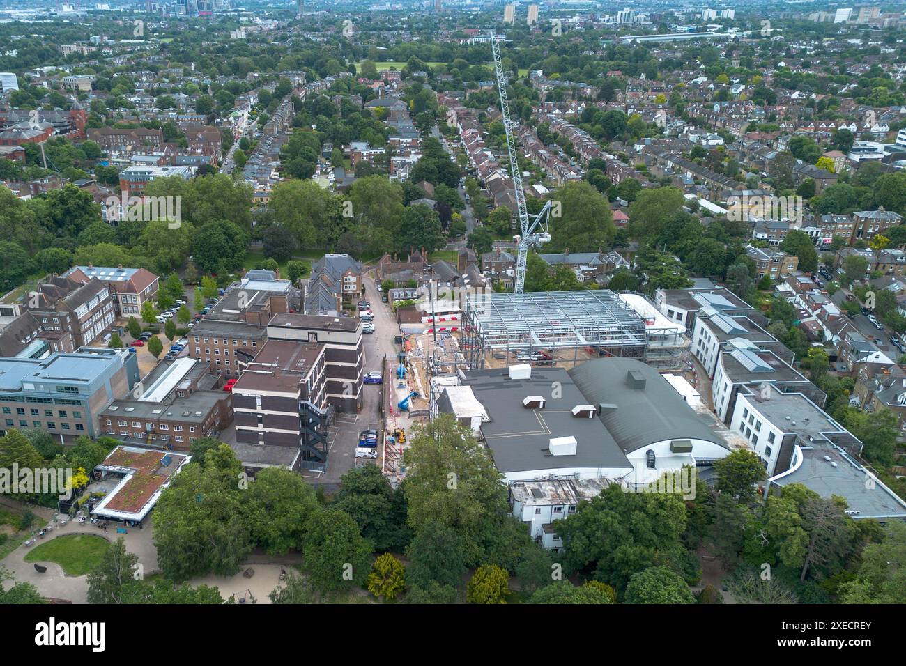 LONDON, 14. JUNI 2024: Luftaufnahme der Ealing Studios in Entwicklung. Historische Filmstudios in Ealing, West London Stockfoto