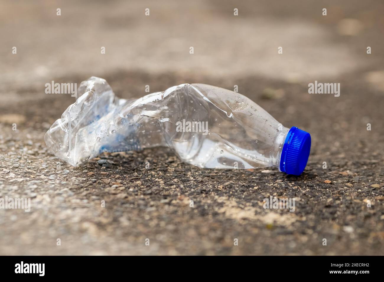 Die Plastikflasche liegt auf dem Boden, ist kaputt und entsorgt Stockfoto