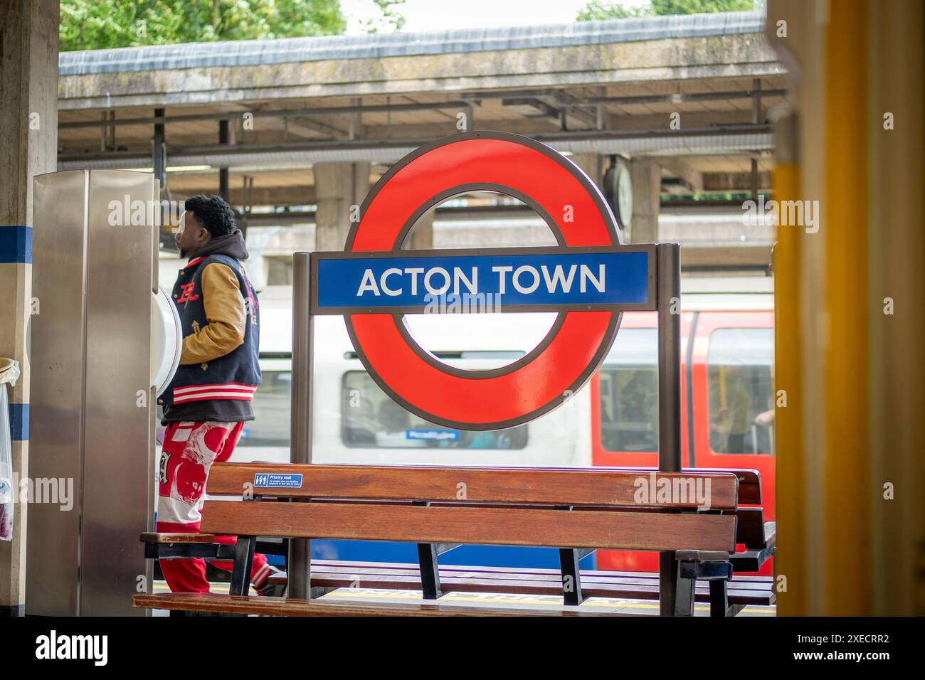 LONDON – 13. JUNI 2024: Acton Town Station – Londoner U-Bahn-Station an den Piccadilly- und District-Linien im Westen Londons Stockfoto