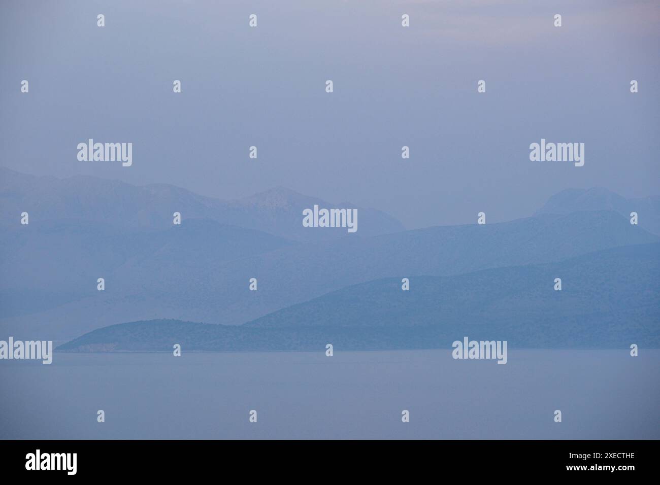Der Blick von Korfu in Griechenland über die Adria nach Albanien. Stockfoto