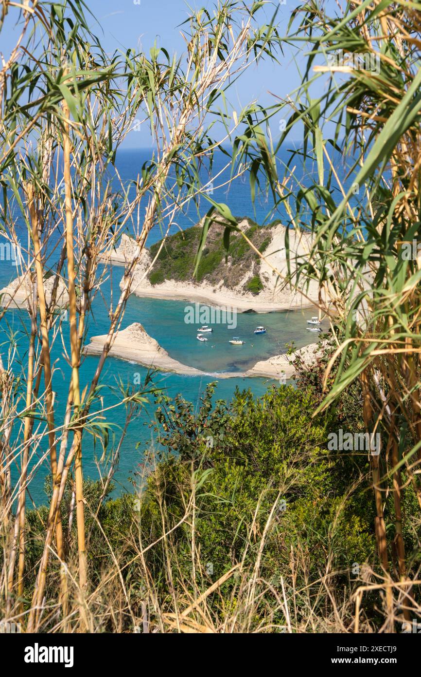 Blick auf die dramatischen hohen Klippen und Felsformationen am Kap Drastis auf Korfu, griechenland. Stockfoto
