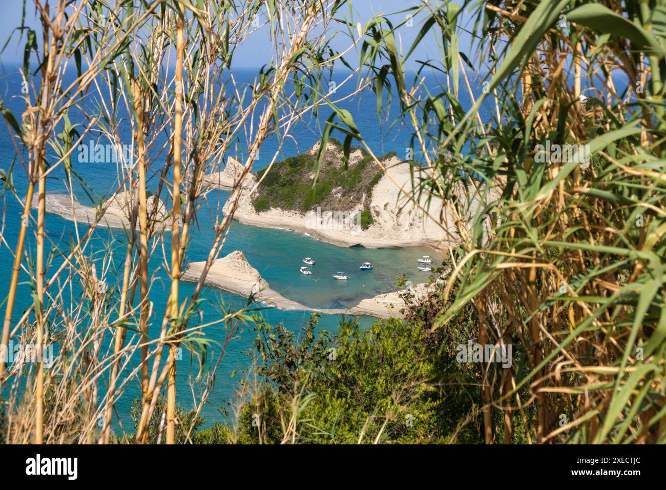 Blick auf die dramatischen hohen Klippen und Felsformationen am Kap Drastis auf Korfu, griechenland. Stockfoto