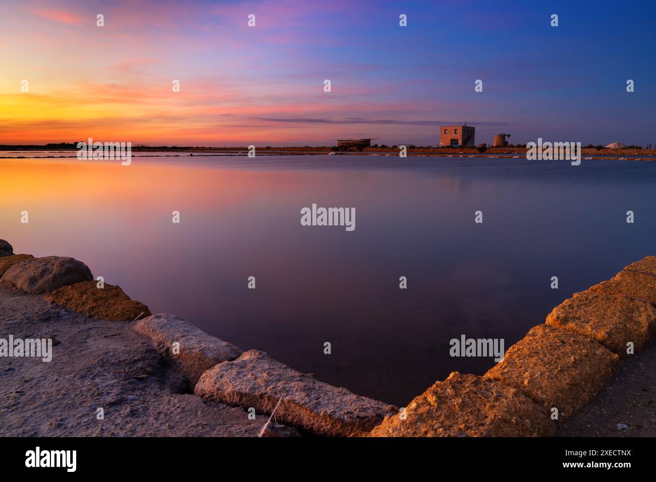 Ruhige Meersalzbecken und -Ebenen in der Nähe von Trapani und Paceco bei Sonnenuntergang Stockfoto