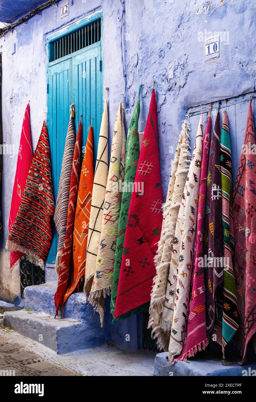Farbenfrohe Teppiche an der Wand in der historischen blauen Stadt Chefchaouen im Norden Marokkos Stockfoto