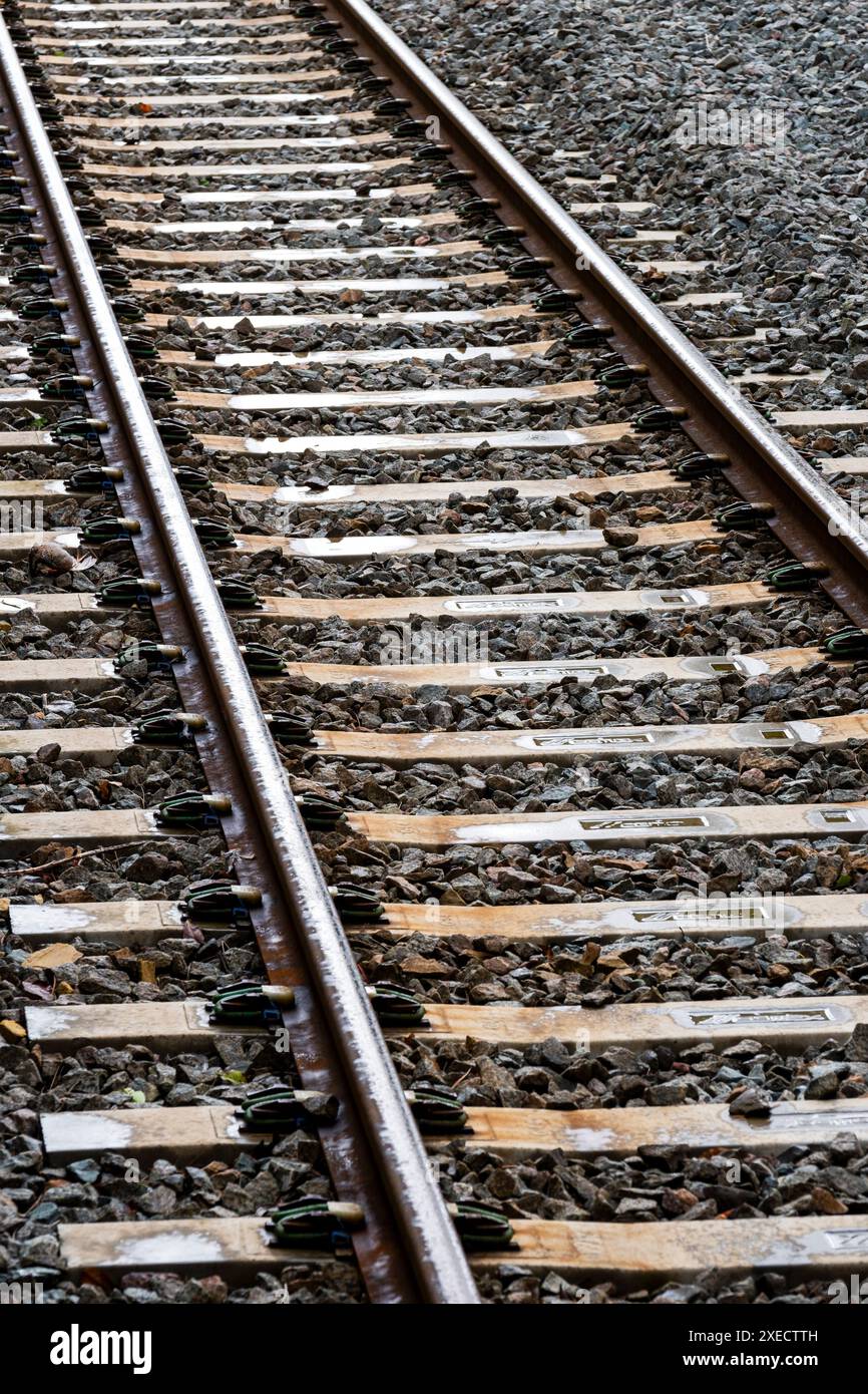 Bahngleise sitzen auf einem Steinbett. Stockfoto
