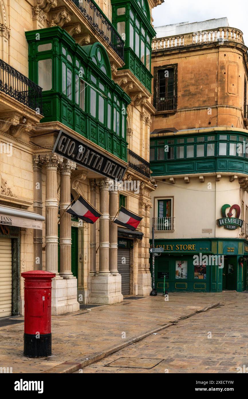 Typische Straße in der Innenstadt von Valletta mit grünen Gallarija Balkonen und britischem Einfluss Stockfoto