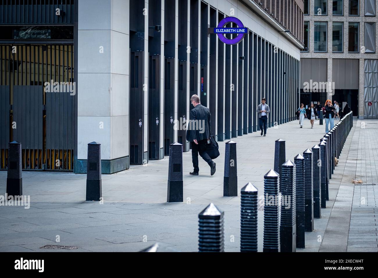 LONDON - 17. JUNI 2024: Bond Street Station Elizabeth Line Eingang/Ausgang am Hanover Square an der Oxford Street Stockfoto