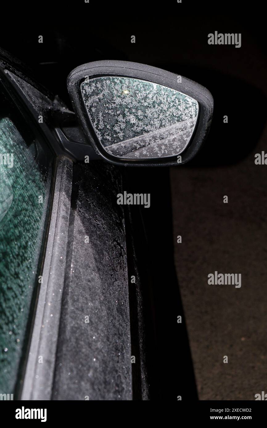 Ein Außenspiegel und eine Seitenverkleidung, die im Winterfrost begehrt ist. Stockfoto