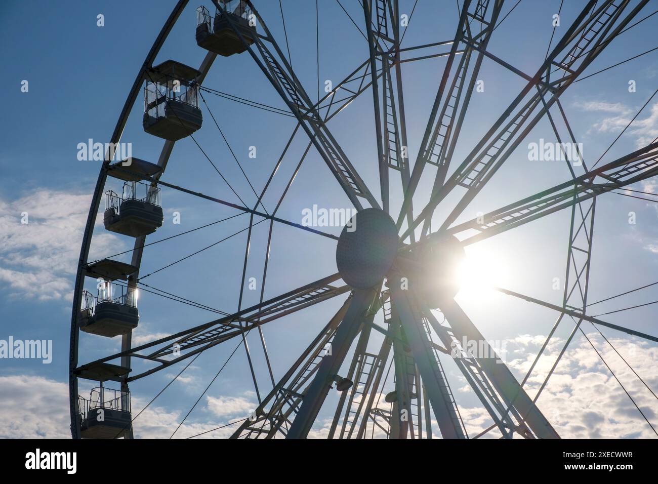 Ein großes Riesenrad in einer italienischen Seestadt. Stockfoto