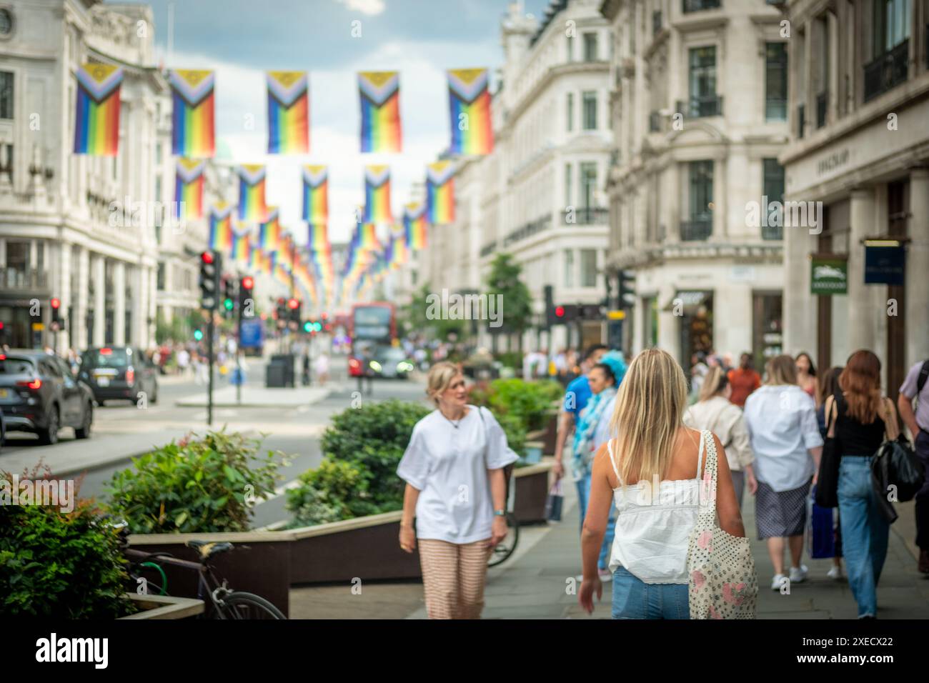 LONDON, 17. JUNI 2024: Regent Street Shopping Street Szene. Wahrzeichen Londons Einzelhandelsziel Stockfoto