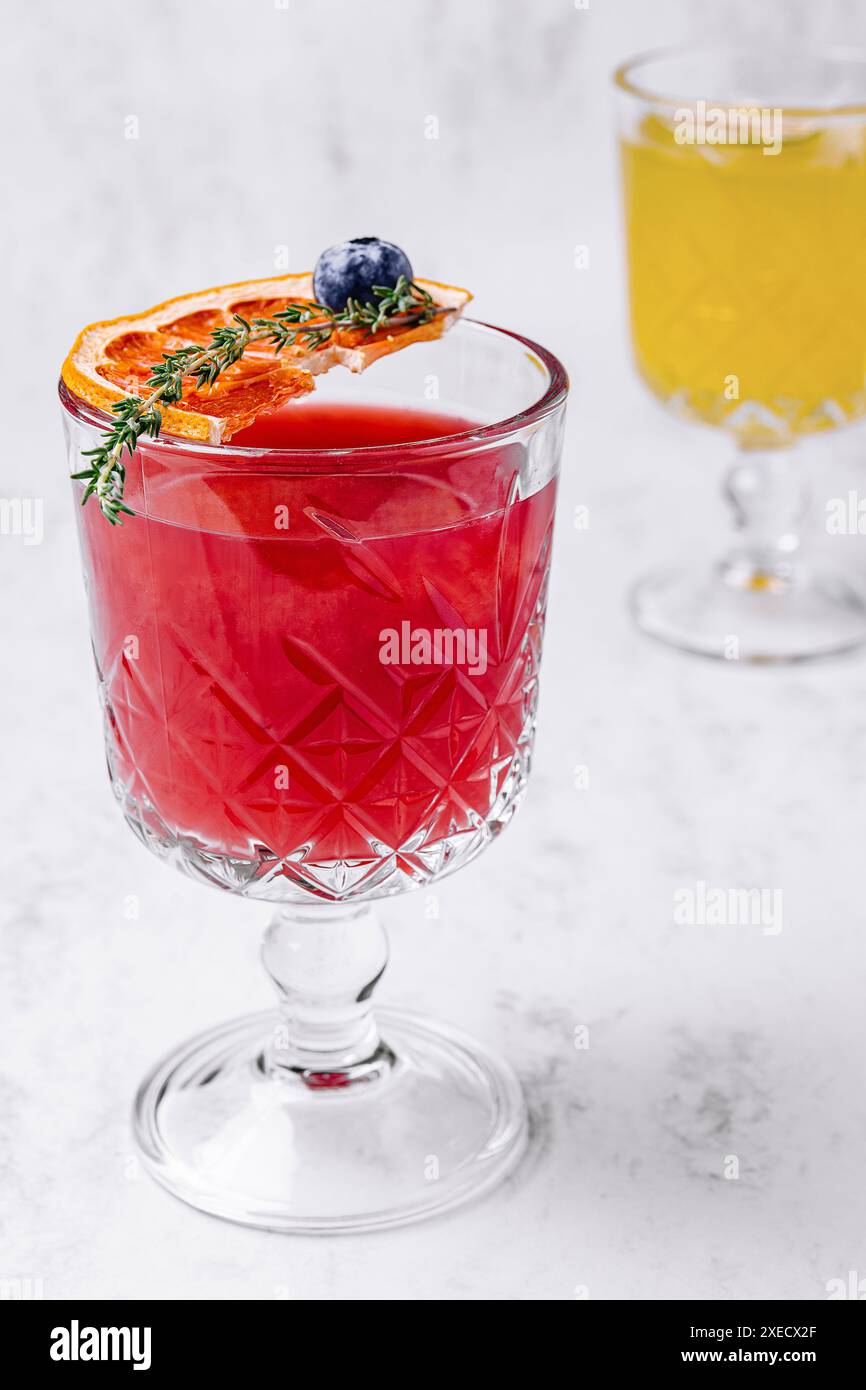 Margarita-Cocktail aus Blutorange mit Eis und Thymian Stockfoto