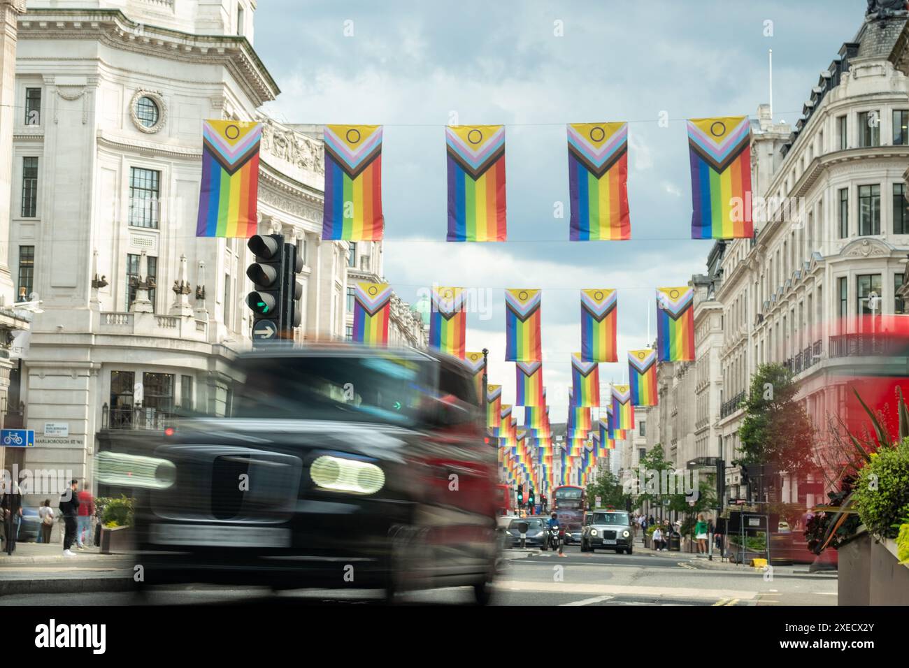LONDON, 17. JUNI 2024: Regent Street Shopping Street Szene. Wahrzeichen Londons Einzelhandelsziel Stockfoto