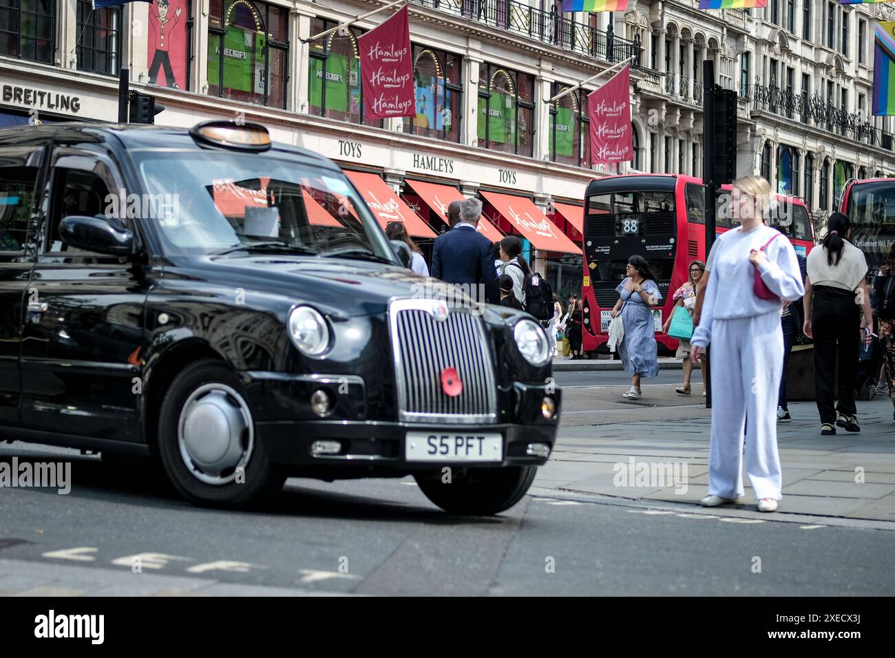 LONDON, 17. JUNI 2024: Regent Street Shopping Street Szene. Wahrzeichen Londons Einzelhandelsziel Stockfoto