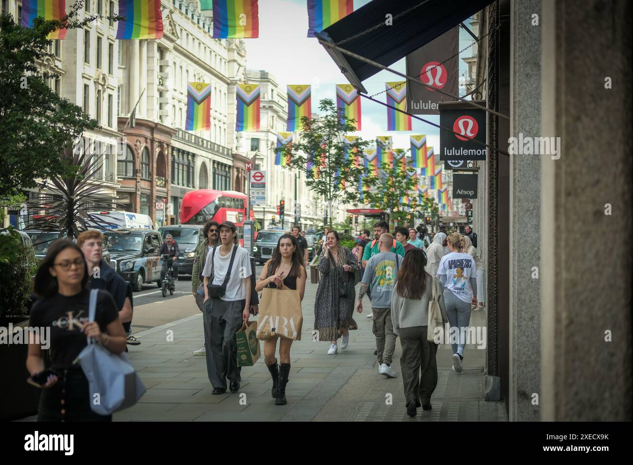 LONDON, 17. JUNI 2024: Regent Street Shopping Street Szene. Wahrzeichen Londons Einzelhandelsziel Stockfoto