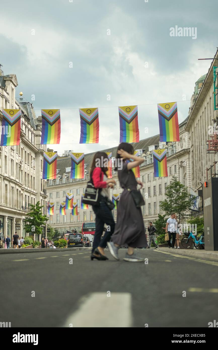 LONDON, 17. JUNI 2024: Regent Street Shopping Street Szene. Wahrzeichen Londons Einzelhandelsziel Stockfoto