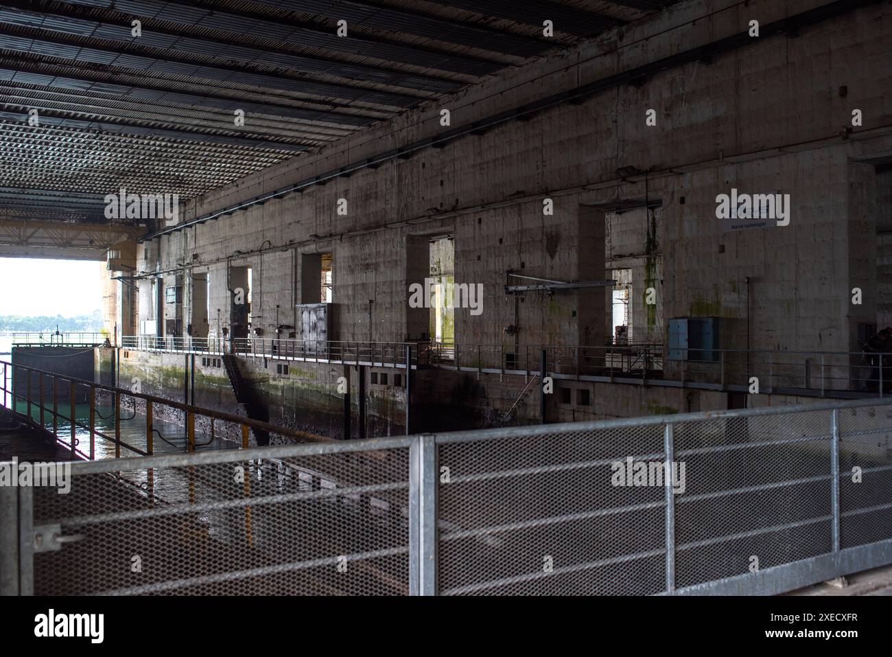 Innenansicht der historischen deutschen U-Boot-Basis aus dem Zweiten Weltkrieg in Lorient, Bretagne, Frankreich, mit industrieller Architektur und maritimer Geschichte Stockfoto