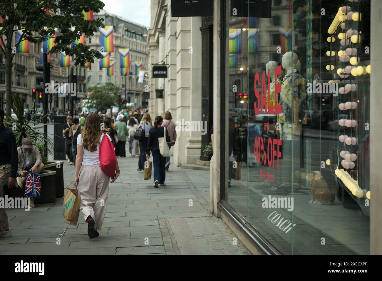 LONDON, 18. JUNI 2024: Regent Street Shopping Street Szene. Wahrzeichen Londons Einzelhandelsziel Stockfoto