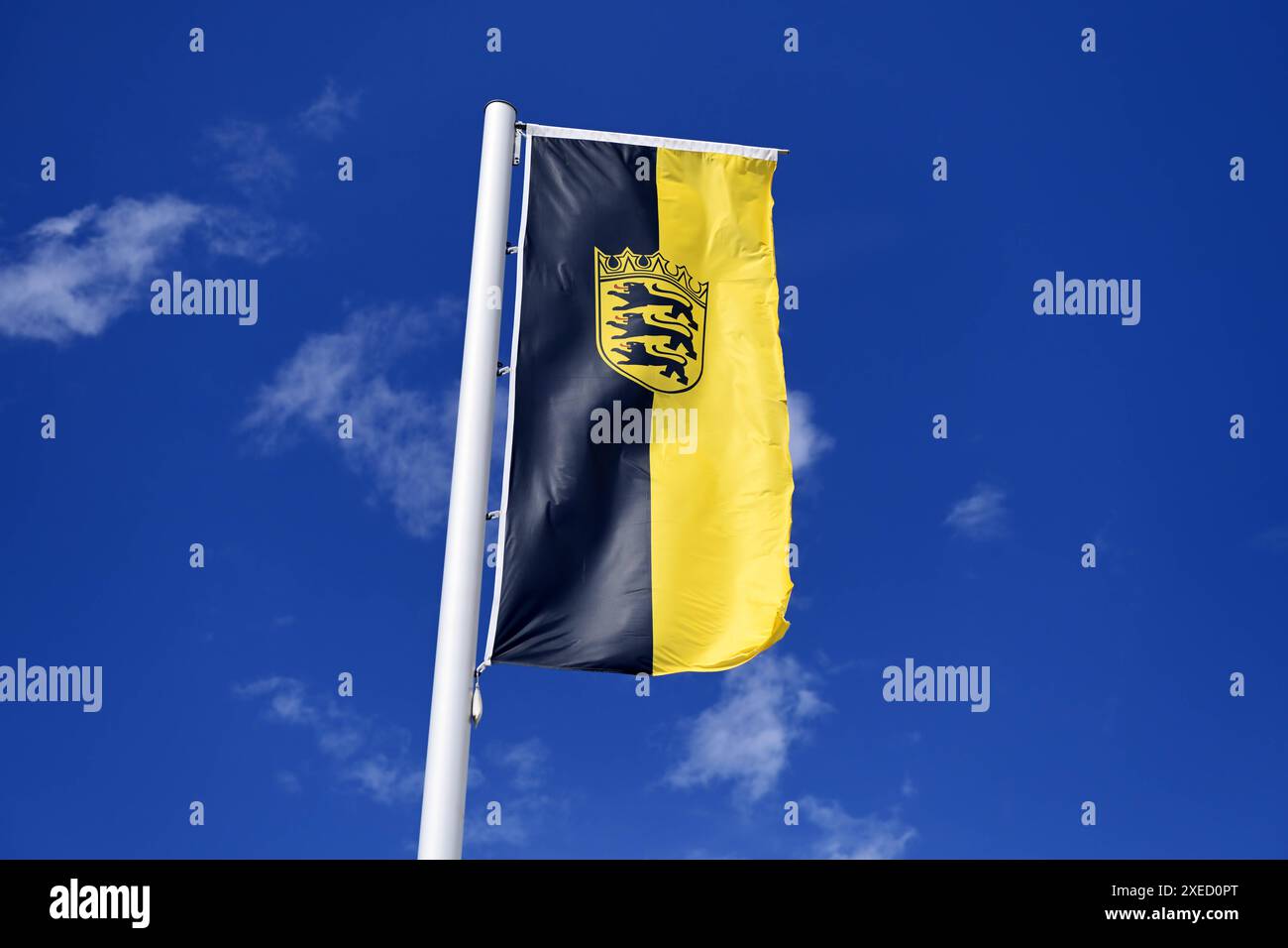 Wehende Fahne des deutschen Bundeslandes Baden-Württemberg *** Wehende Fahne des deutschen Bundeslandes Baden-Württemberg Stockfoto