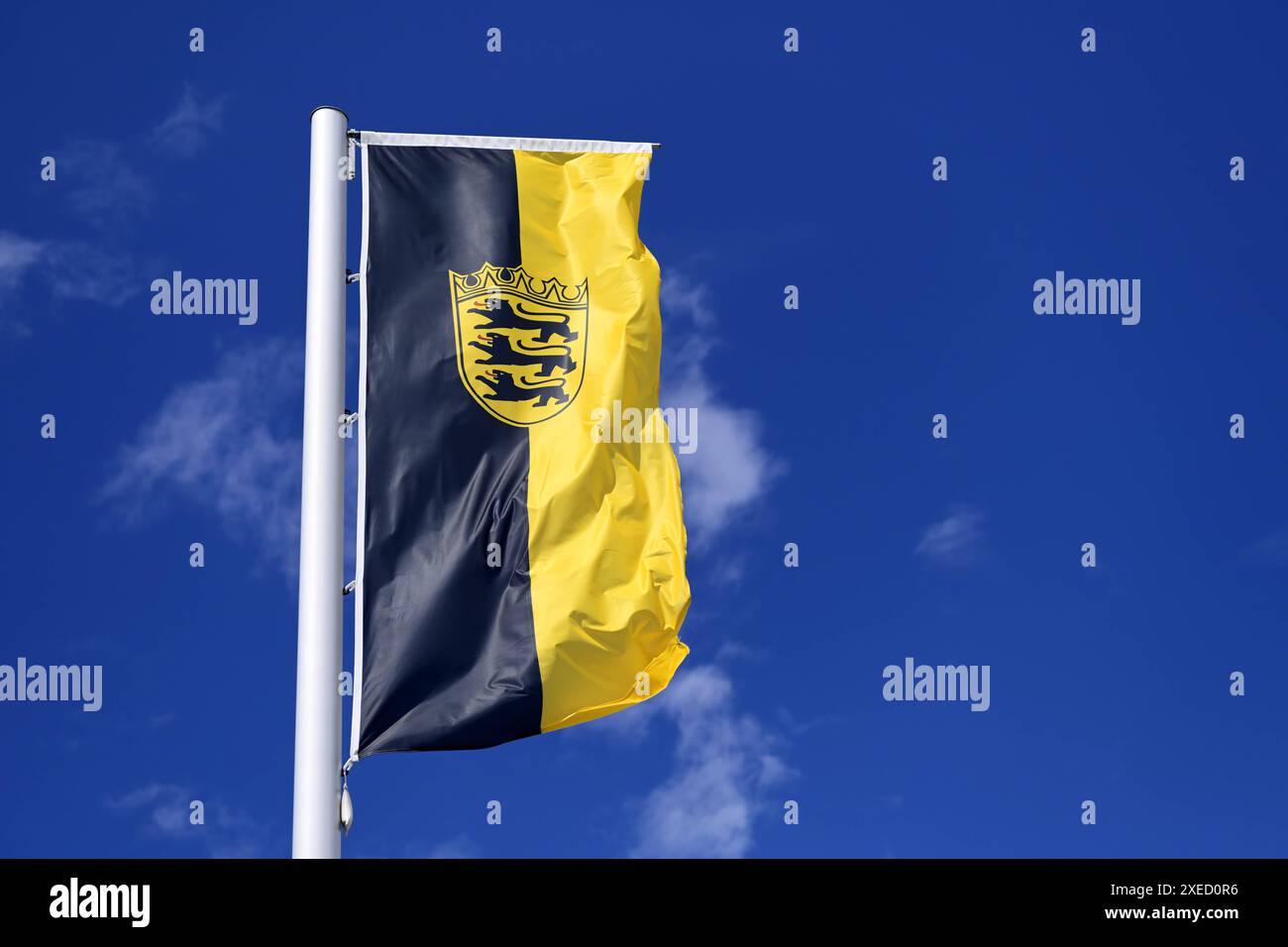 Wehende Fahne des deutschen Bundeslandes Baden-Württemberg *** Wehende Fahne des deutschen Bundeslandes Baden-Württemberg Stockfoto