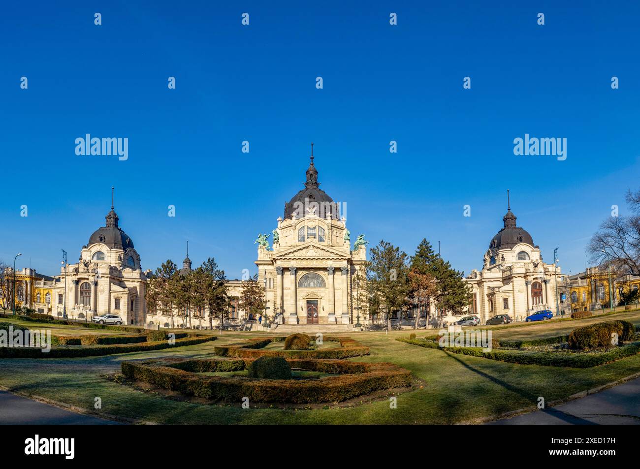 BUDAPEST - 15. JAN: Fassade des Szechenyi Thermalbades in Budapest am 15. Januar. 2023 in Ungarn Stockfoto