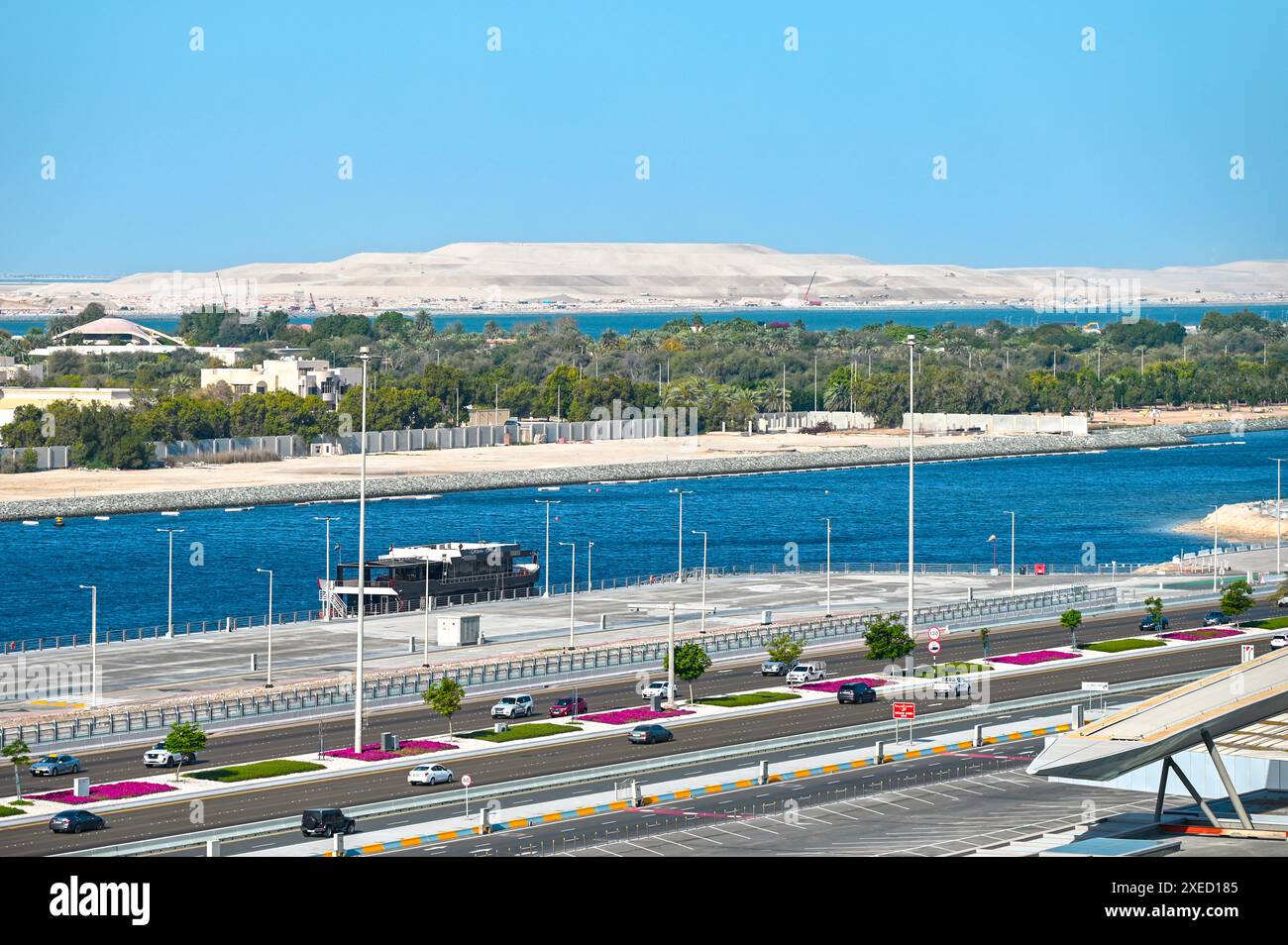 ABU DHABI - 28. März: Untypischer Panoramablick auf die Stadt mit Wüste, Golf, Straße in Abu Dhabi am 28,2024. März in den Vereinigten Arabischen Emiraten Stockfoto