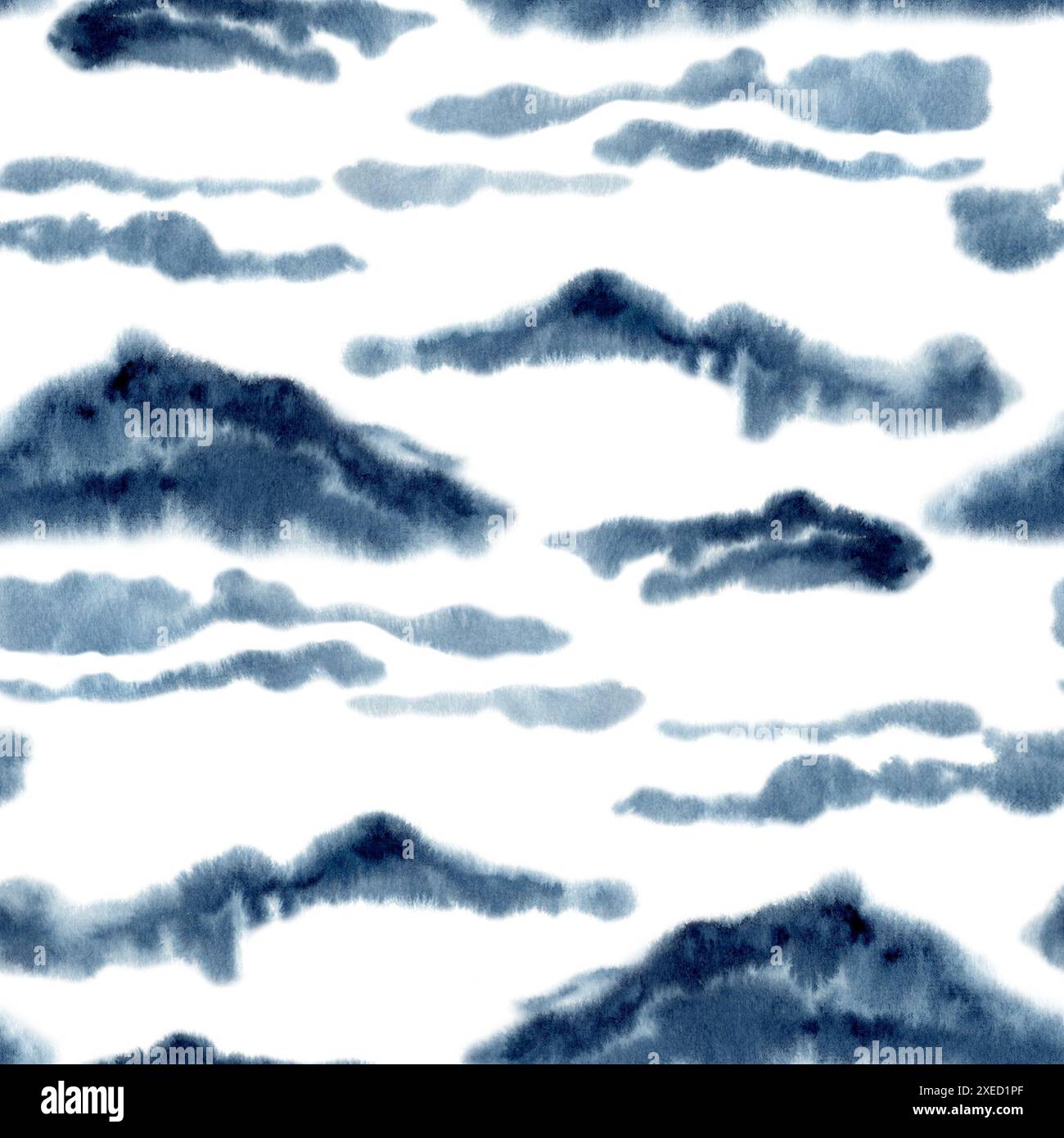 Abstrakte blaue Wolken und nahtloses Bergmuster. Handgezeichnete Aquarellillustration isoliert auf weißem Hintergrund. Indigo Schwarzweiß-Landschaft Stockfoto