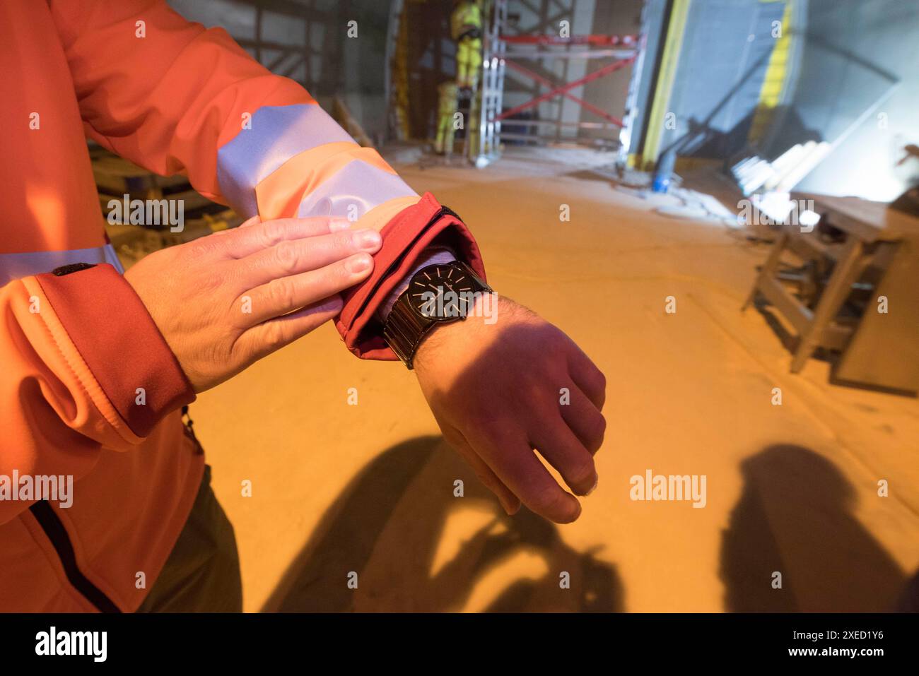 Armbanduhr zeigt die aktuelle Uhrzeit an Stockfoto
