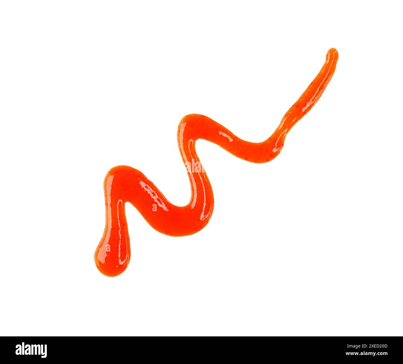 Linie mit flüssiger, rot-heißer Sriracha-Chili-Sauce isoliert auf weiß, Ansicht von oben, Schnittpfad Stockfoto