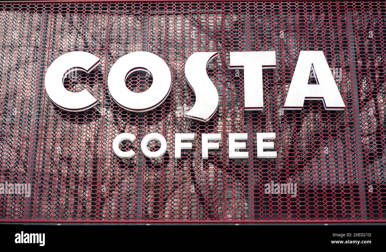 TASCHKENT - 24. März: Außenansicht des Costa Coffee Cafés mit Logo in Taschkent am 24,2024. März in Usbekistan Stockfoto
