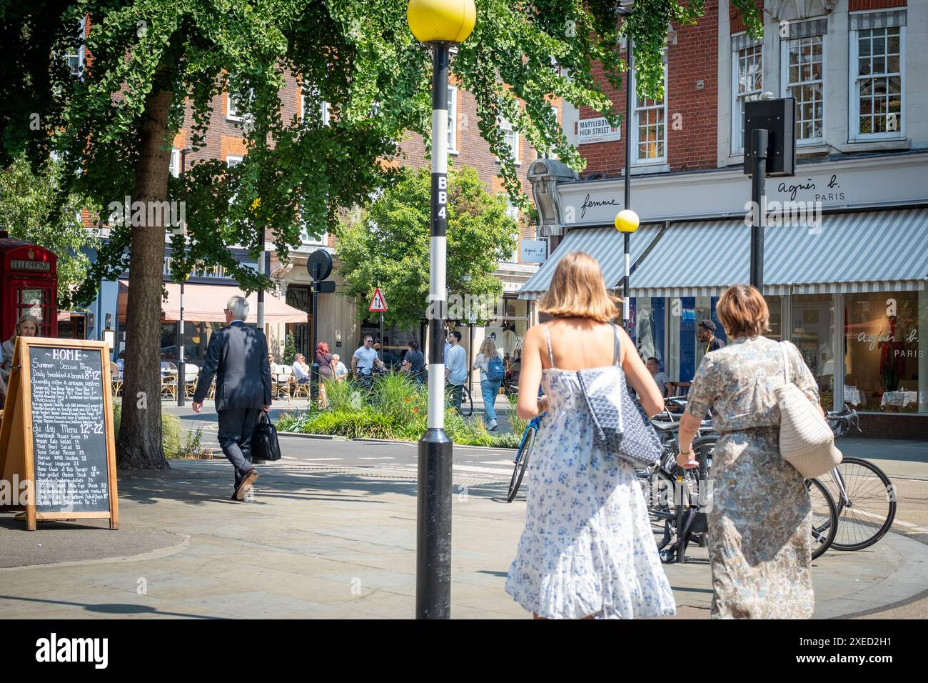 LONDON, 26. JUNI 2024: Marylebone High Street Shopping-Szene. Gehobenes Gebiet und Wahrzeichen des W1 Central London Stockfoto