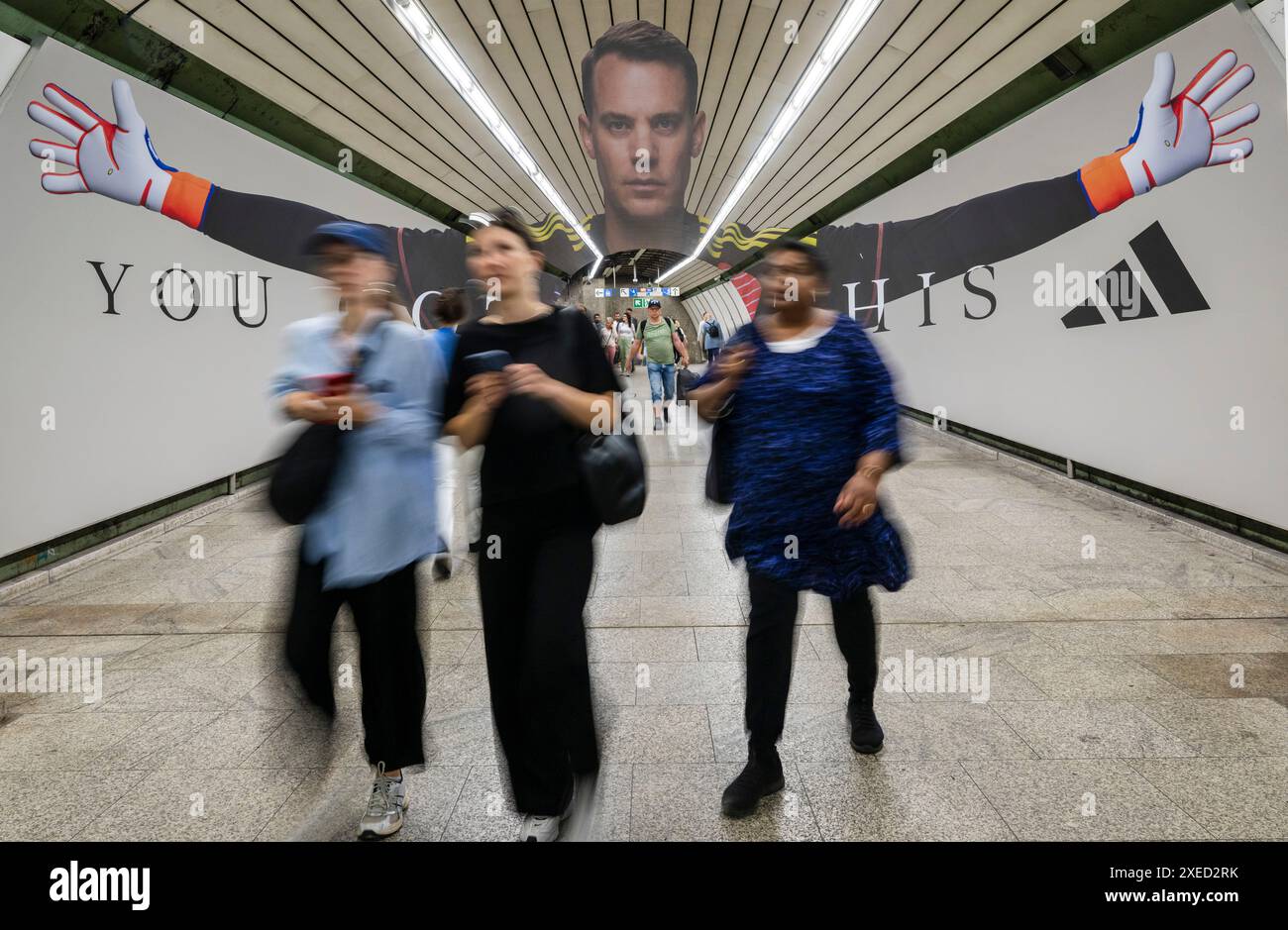 München, Deutschland. Juni 2024. Ein Sportbekleidungshersteller hat ein überdimensionales Bild des deutschen Torhüters Manuel neuer im Durchfahrtstunnel am Odeonsplatz platziert. Das Bild ist so konstruiert, dass es beim Betreten des Tunnels korrekt perspektivisch angezeigt wird. Quelle: Peter Kneffel/dpa/Alamy Live News Stockfoto