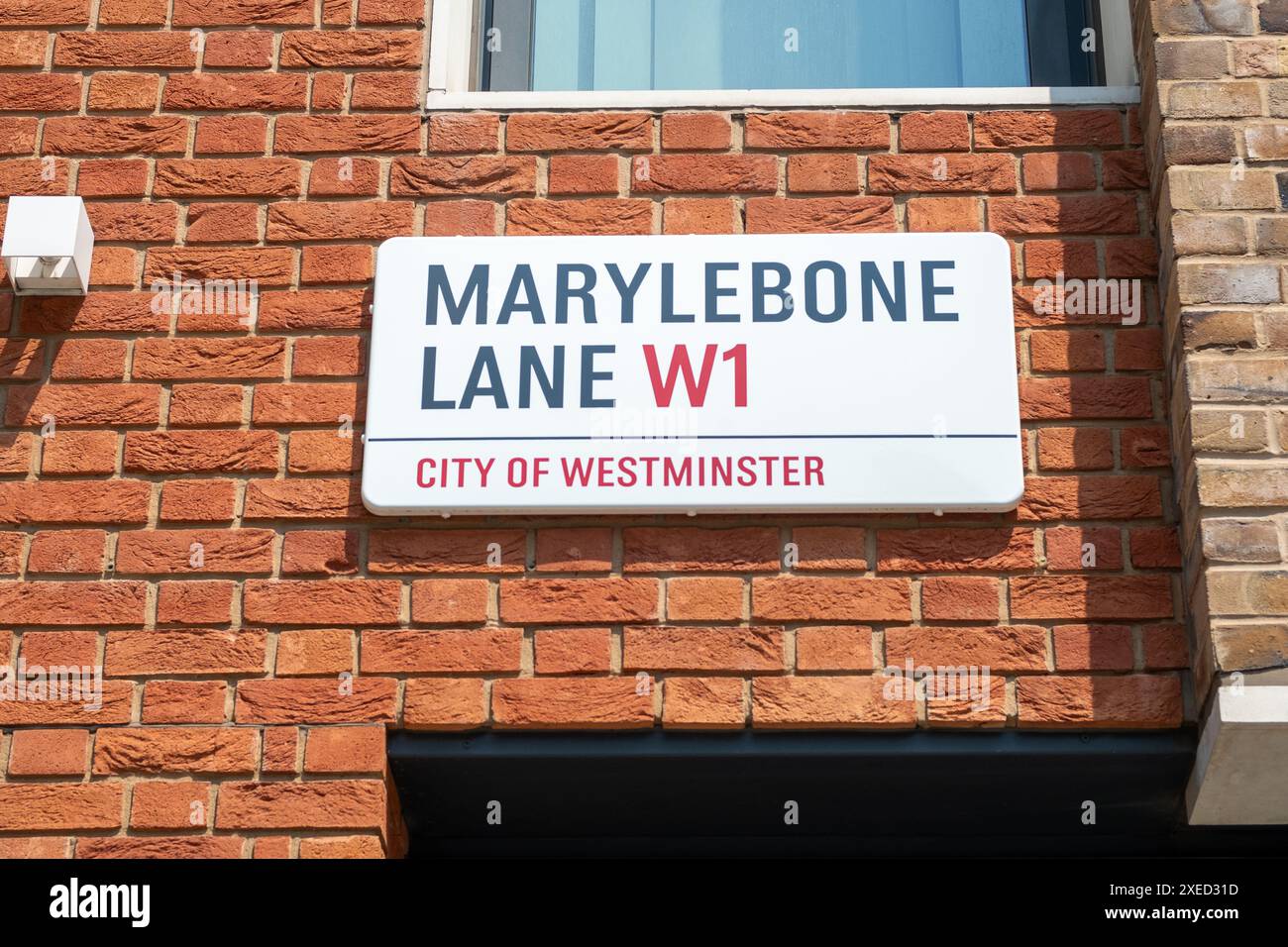 LONDON, 26. JUNI 2024: Marylebone High Street Schild W1. Gehobenes Gebiet und Wahrzeichen des W1 Central London Stockfoto