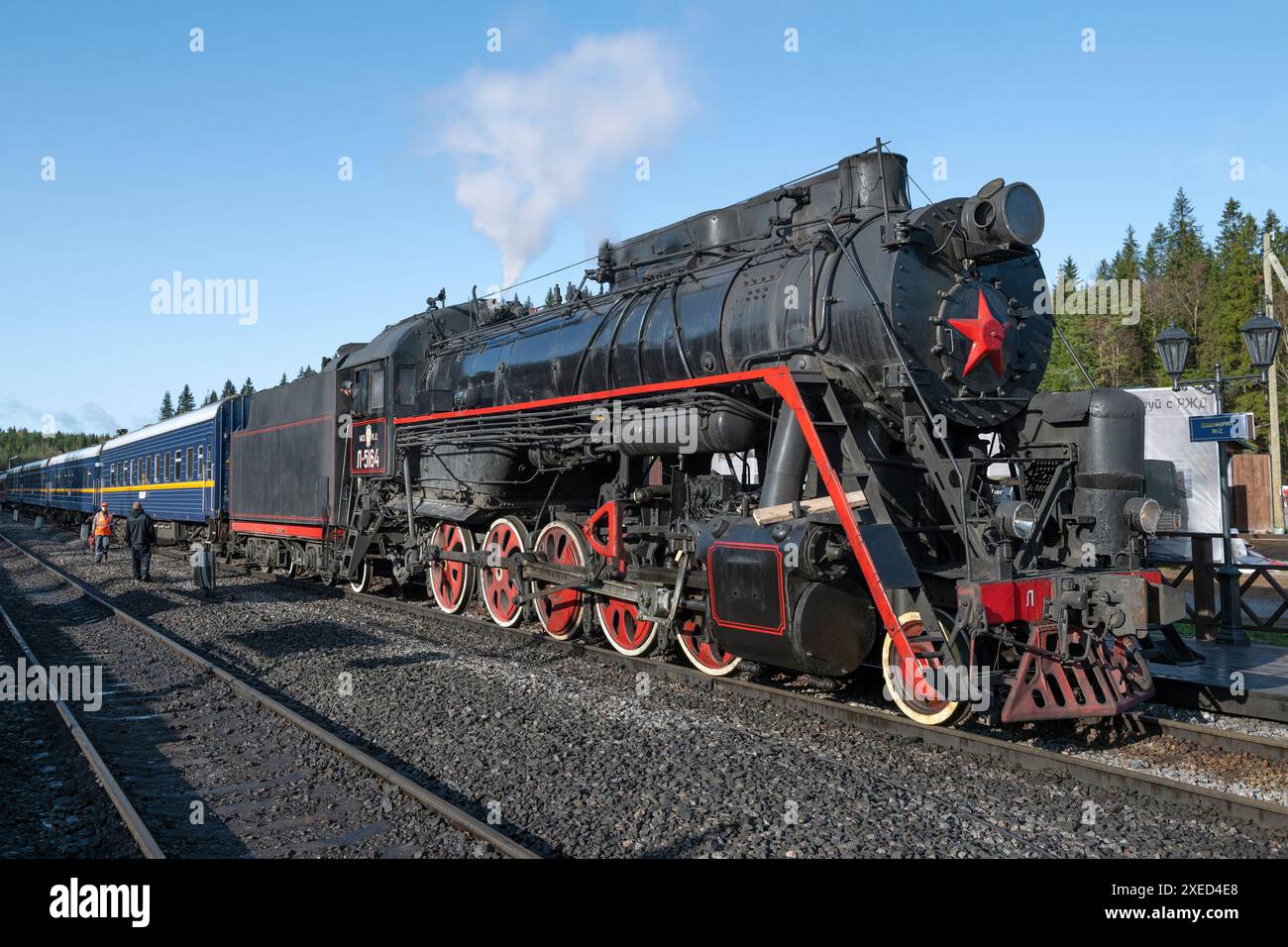 RUSKEALA, RUSSLAND - 06. OKTOBER 2023: Die alte Dampflokomotive L-5164 mit dem Retrozug „Ruskeala Express“ kam auf dem Ruskeala Mountain Park Sta an Stockfoto