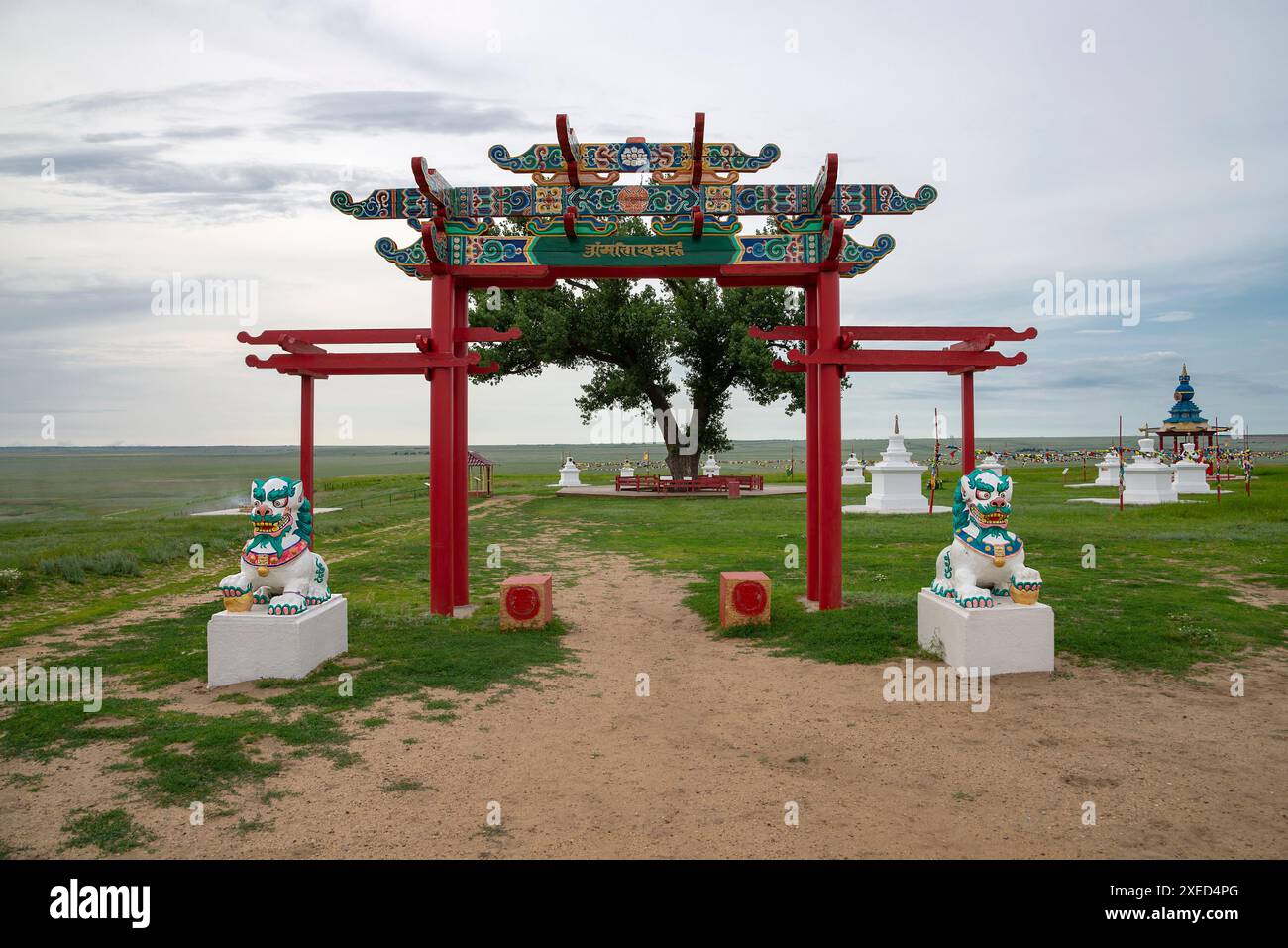 ELISTA, RUSSLAND - 4. JUNI 2023: Buddhistisches Tor an der heiligen Pappel. Republik Kalmykien, Russland Stockfoto