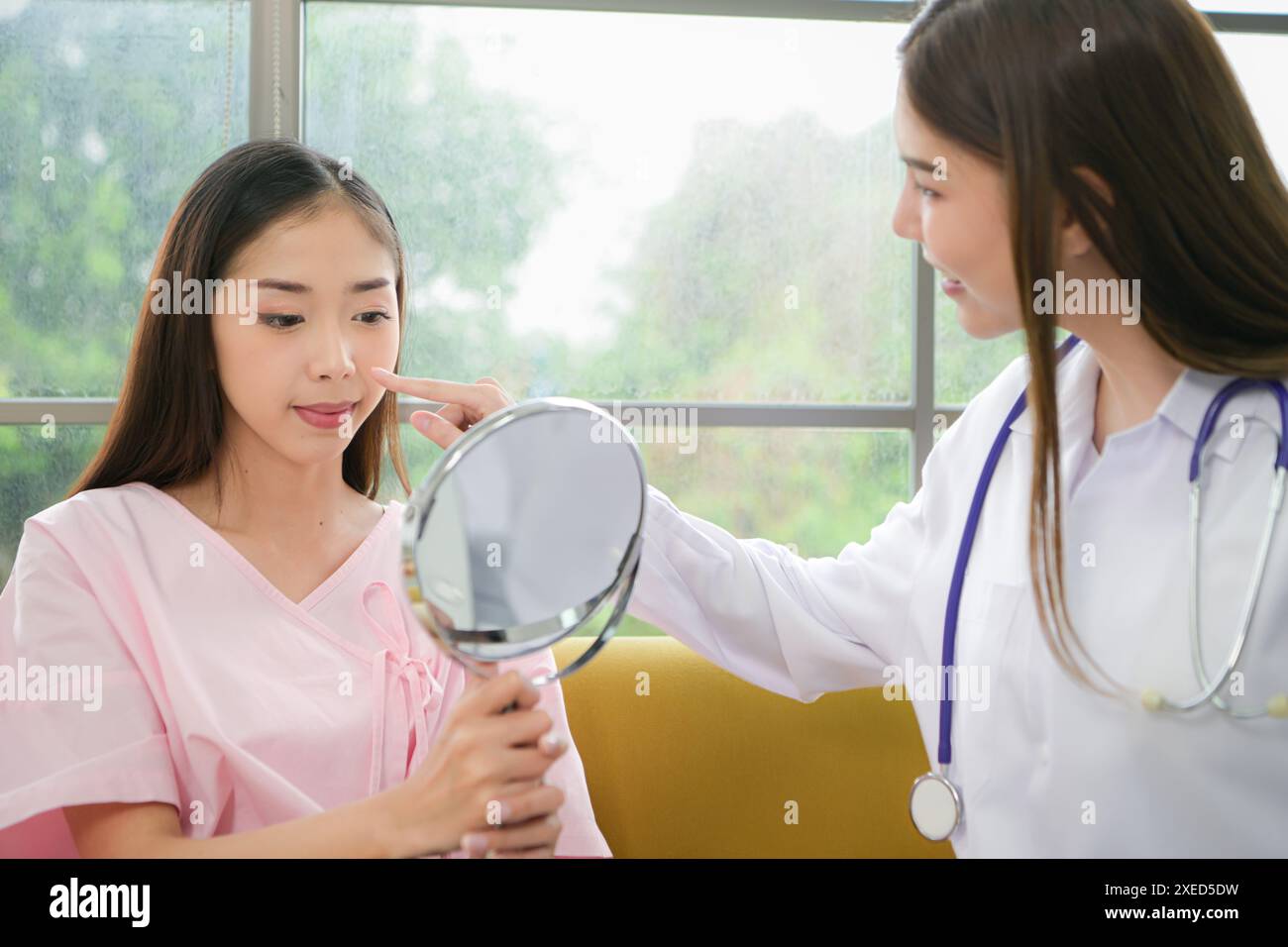 Ein Schönheitsarzt erklärt kosmetische Chirurgie und postoperative Pflege. Stockfoto