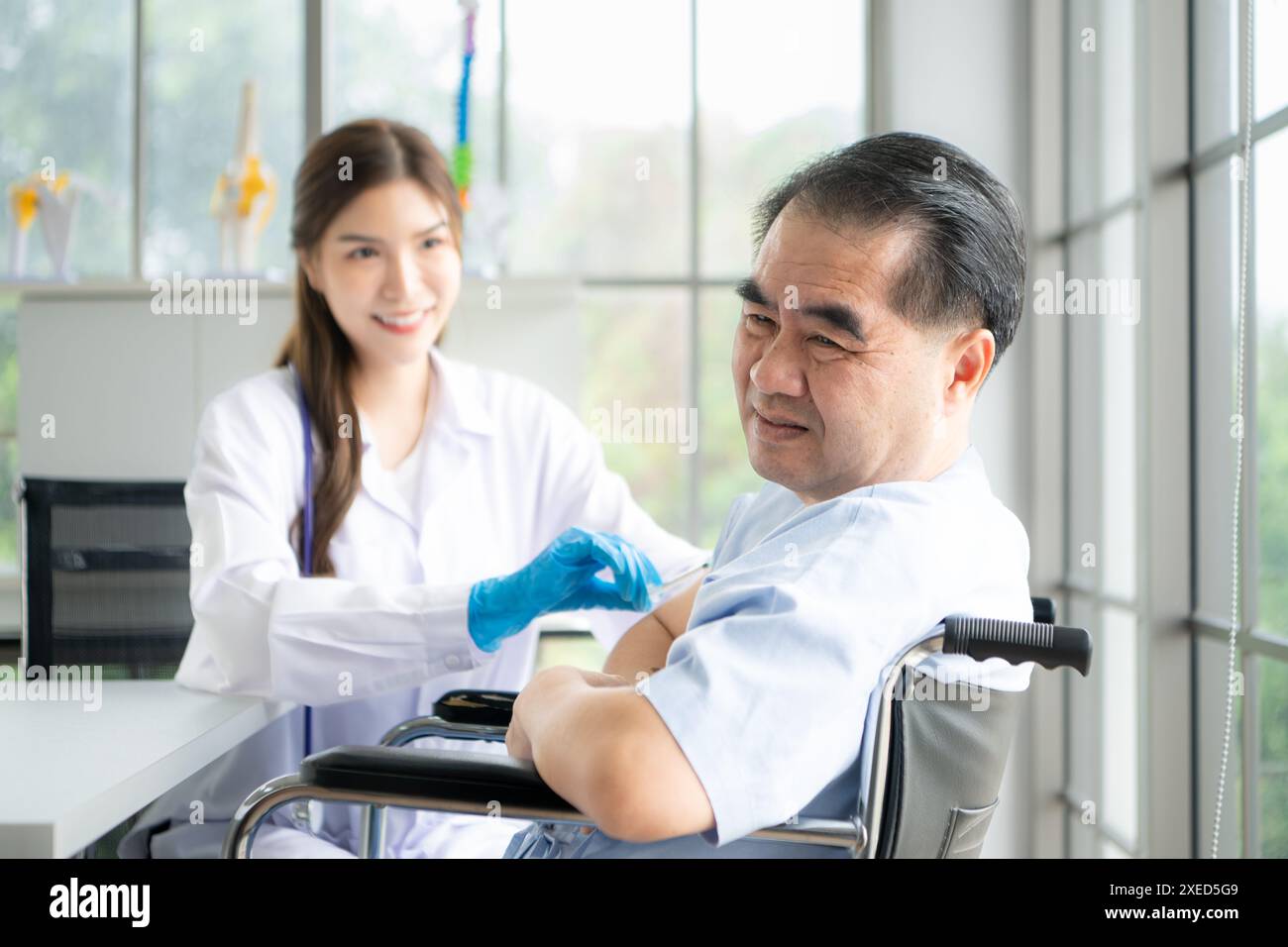 Arzt, der die Spritze verwendet, geben Sie dem Patienten die Injektion Stockfoto