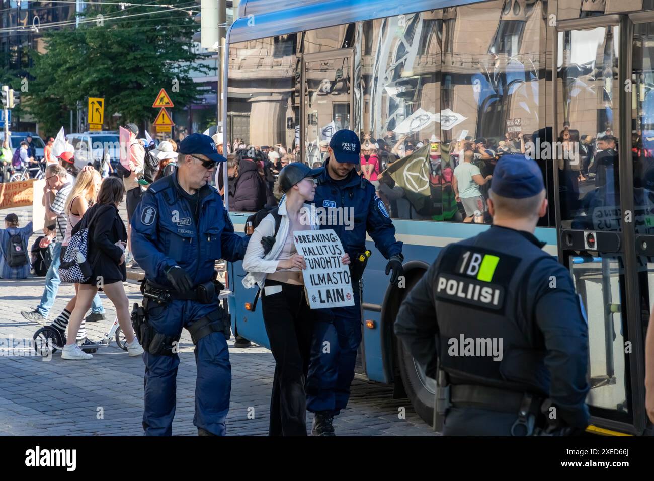 Polizei verhaftet Teilnehmer des Protestes der „Sturmwarnung“ der Extinction Rebellion Finland in Helsinki. Stockfoto