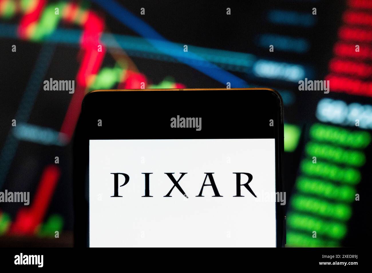 Hongkong, China. Juni 2024. In dieser Fotoabbildung ist das US-amerikanische Computeranimationsfilmstudio Pixar, das sich im Besitz von Disney befindet, auf einem Smartphone mit einem wirtschaftlichen Börsenindex-Diagramm im Hintergrund zu sehen. (Credit Image: © Budrul Chukrut/SOPA Images via ZUMA Press Wire) NUR REDAKTIONELLE VERWENDUNG! Nicht für kommerzielle ZWECKE! Stockfoto