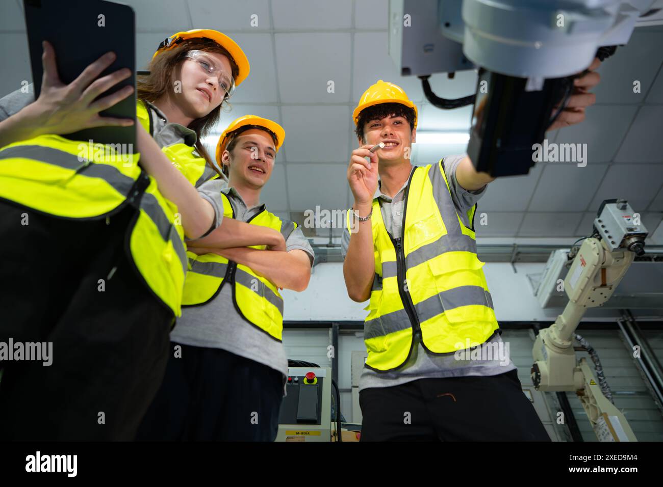 Ingenieur und Techniker besprechen den Roboterarm im Werk über Arbeiten, Betrieb und Reparatur Stockfoto