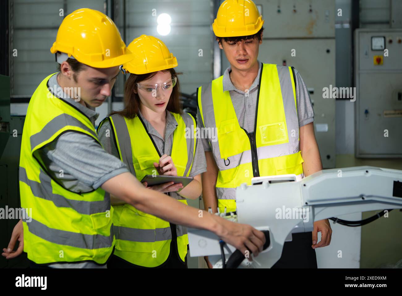 Ingenieur und Techniker besprechen den Roboterarm im Werk über Arbeiten, Betrieb und Reparatur Stockfoto