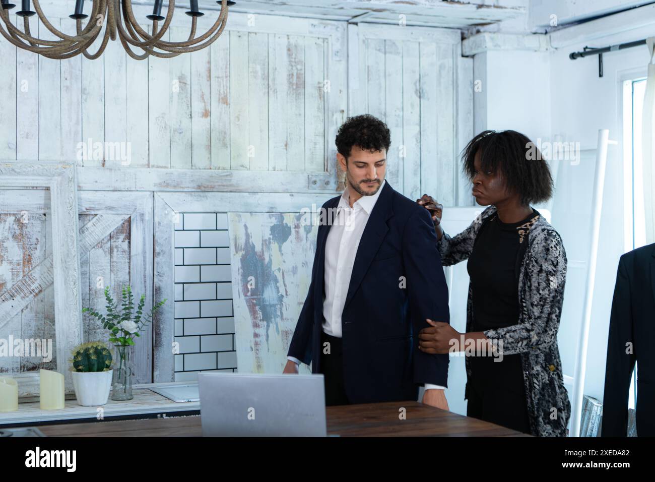 In einem modernen Modezimmer können die Käufer vorgeformte Outfits anprobieren, bevor sie sie nähen. Stockfoto