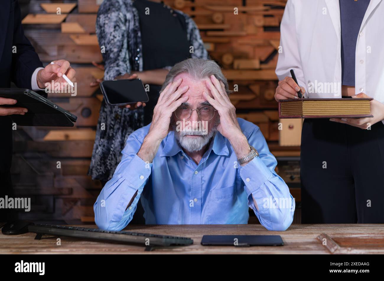 Eigenschaften eines Geschäftsmannes Ich bin gestresst von all dem Stress und den Aktivitäten, die tagsüber passieren. Stockfoto