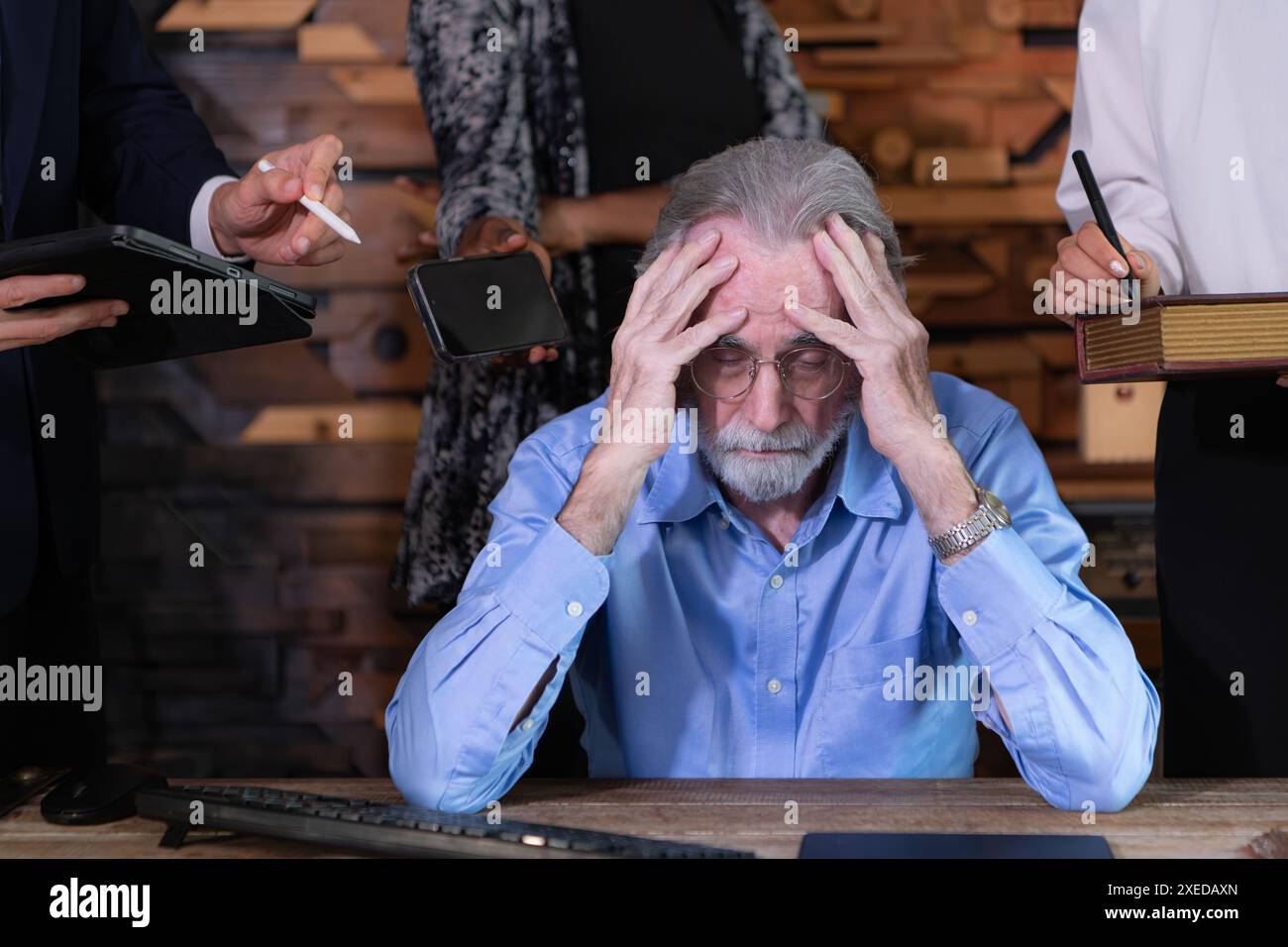 Eigenschaften eines Geschäftsmannes Ich bin gestresst von all dem Stress und den Aktivitäten, die tagsüber passieren. Stockfoto